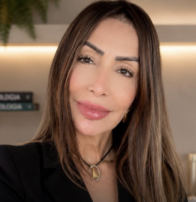 Dra. Janaina Queiroz, especialista em medicina estética, cliente da Priori Digital